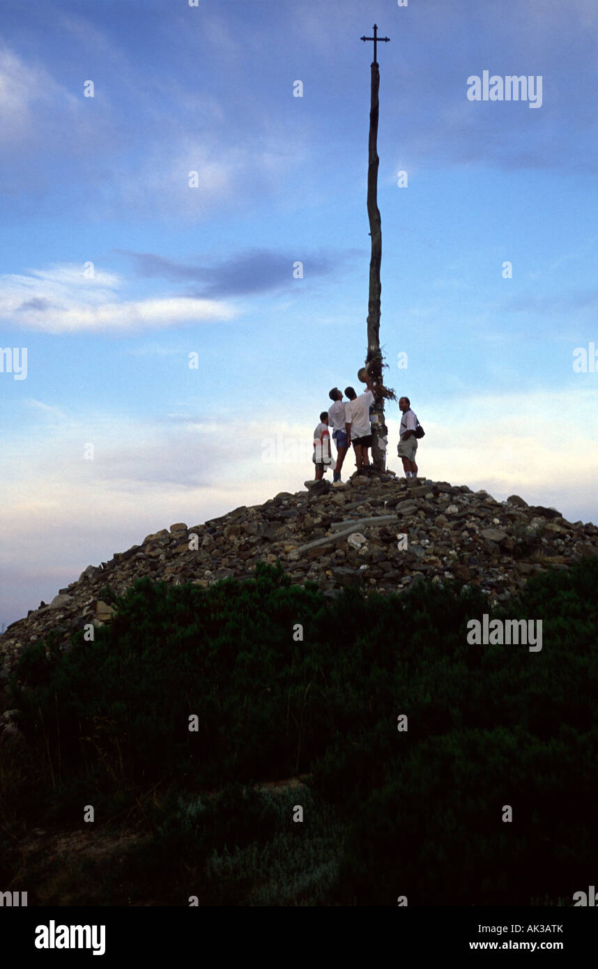 Cruz de Ferro (croix de fer). Puerto de Foncebadón. Route de Saint Jacques de Compostelle. La province de León. Espagne Banque D'Images