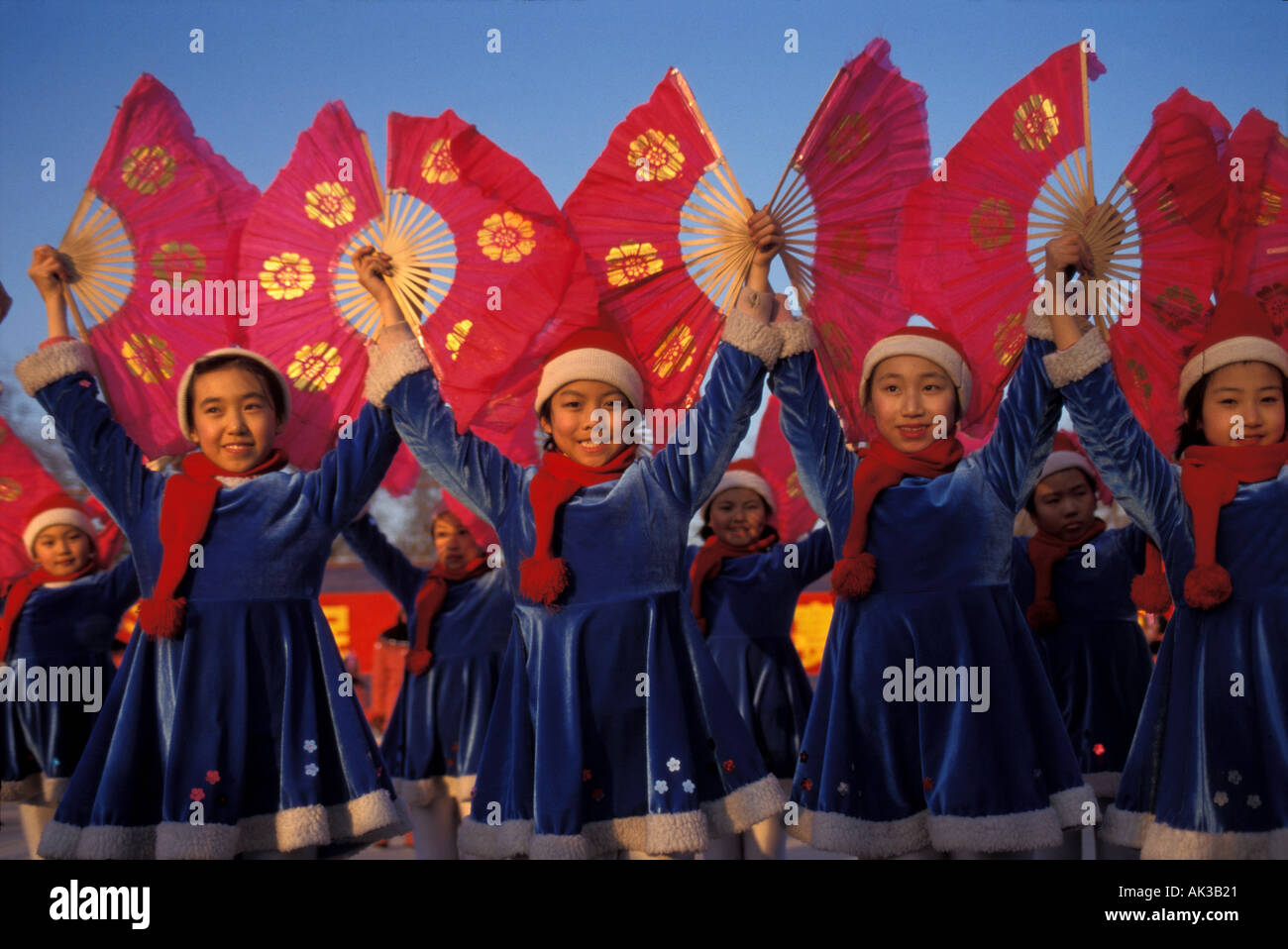 La performance de danse enfants célébration du Nouvel An chinois à Beijing Chine Banque D'Images