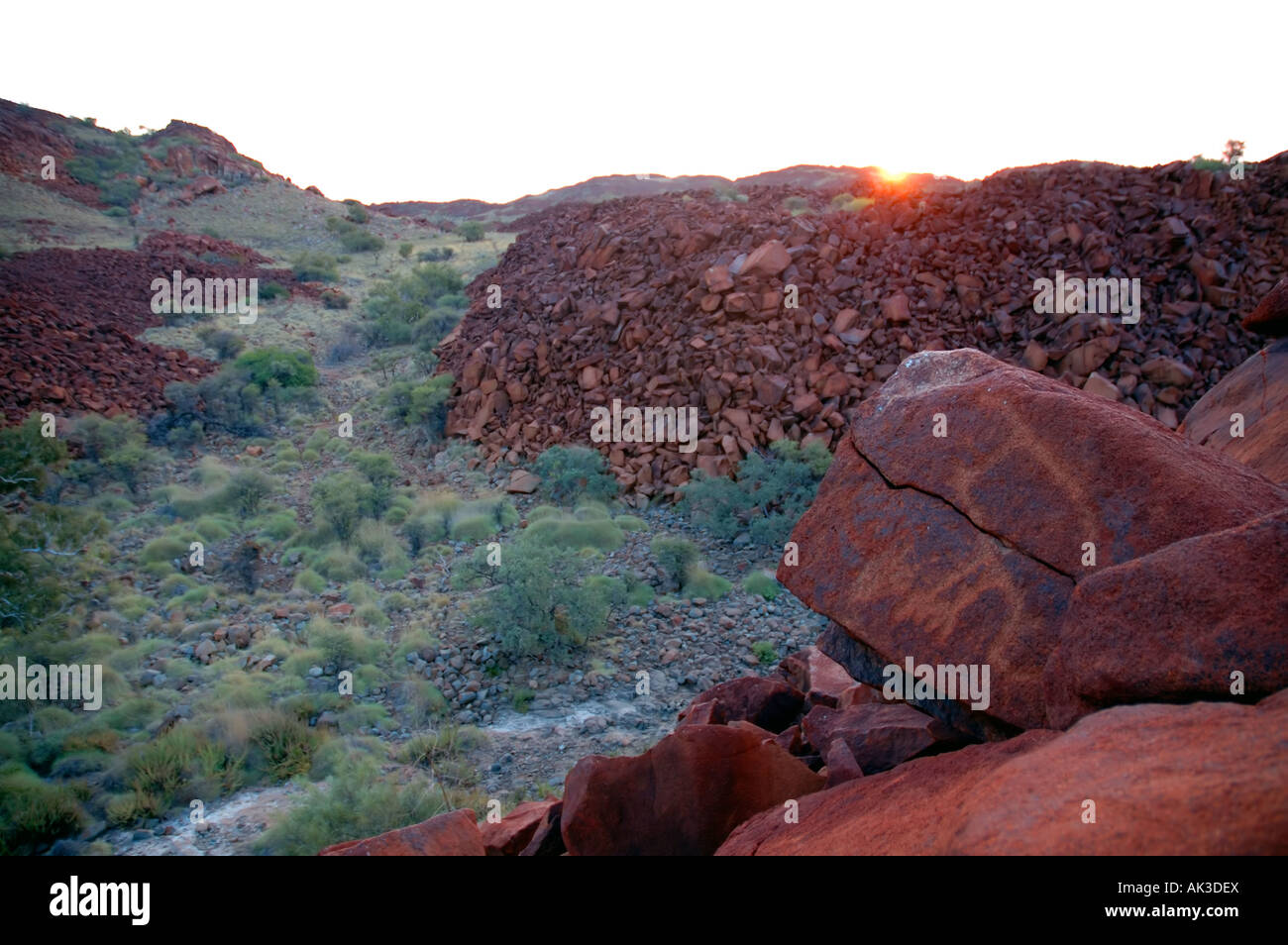 Oiseau mystérieux gravés dans la pierre. Coucher du soleil sur l'ancien site d'art rupestre autochtone de la péninsule de Burrup, Gorge profonde Banque D'Images