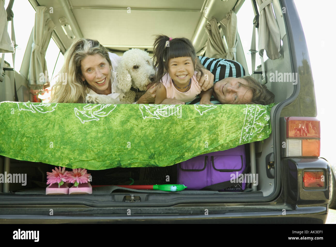 Fille de parents et leur chien dans un van Banque D'Images