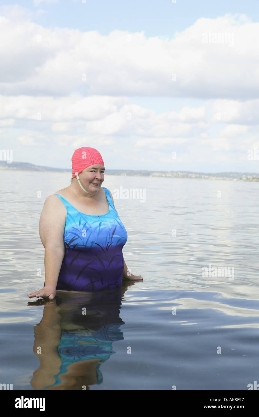 Grande femme debout dans un lac Banque D'Images