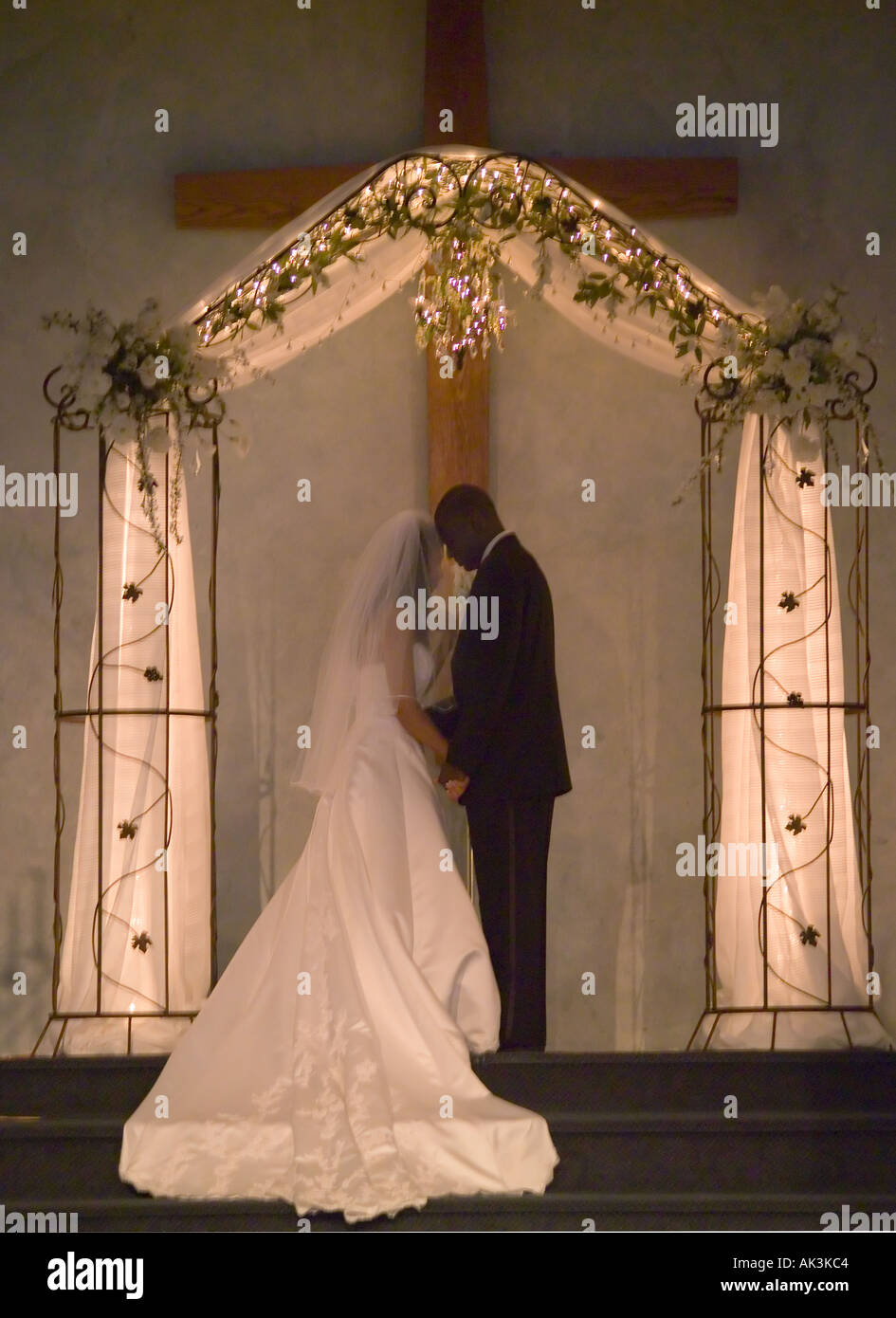 Un couple mixte à leur mariage à Santa Ana California USA Banque D'Images