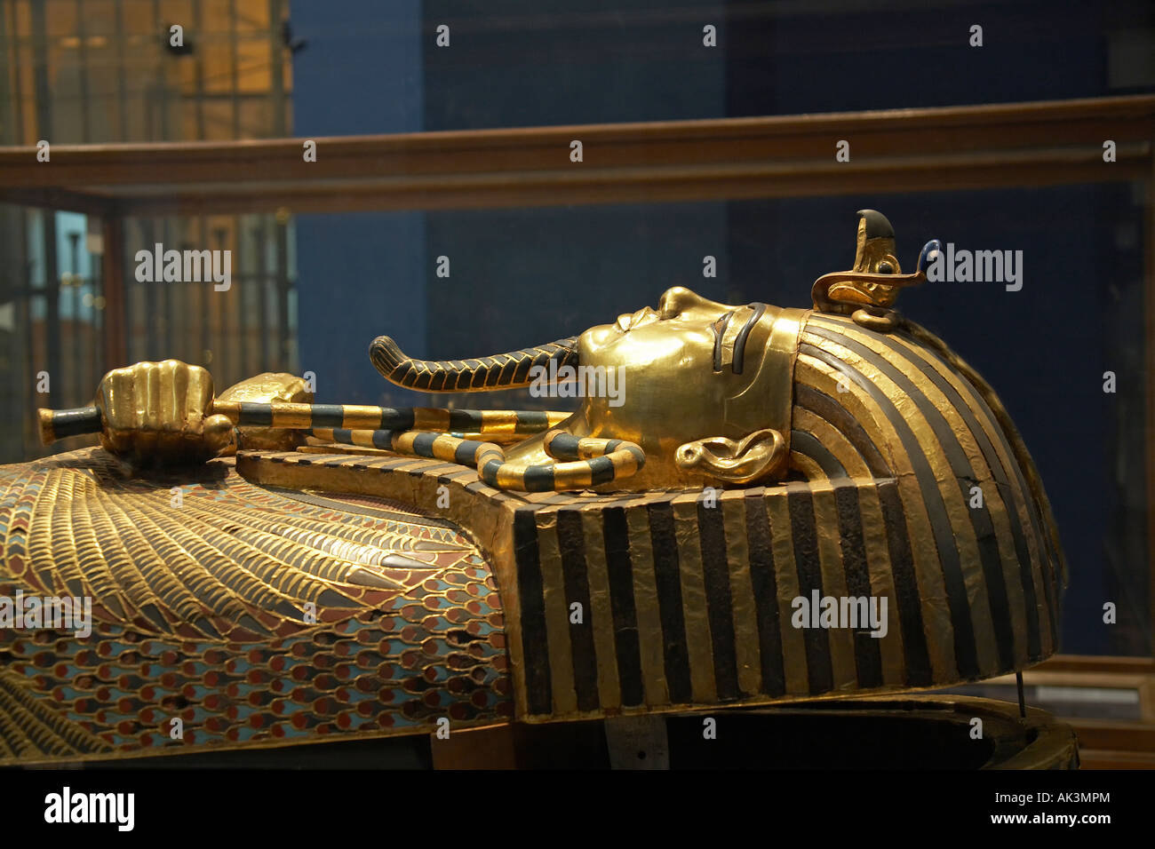 Canopes doré de culte qui a été trouvé dans la salle du trésor de Pharaon, roi Tutankhamuns tombe le Musée égyptien Le Caire Egypte Banque D'Images