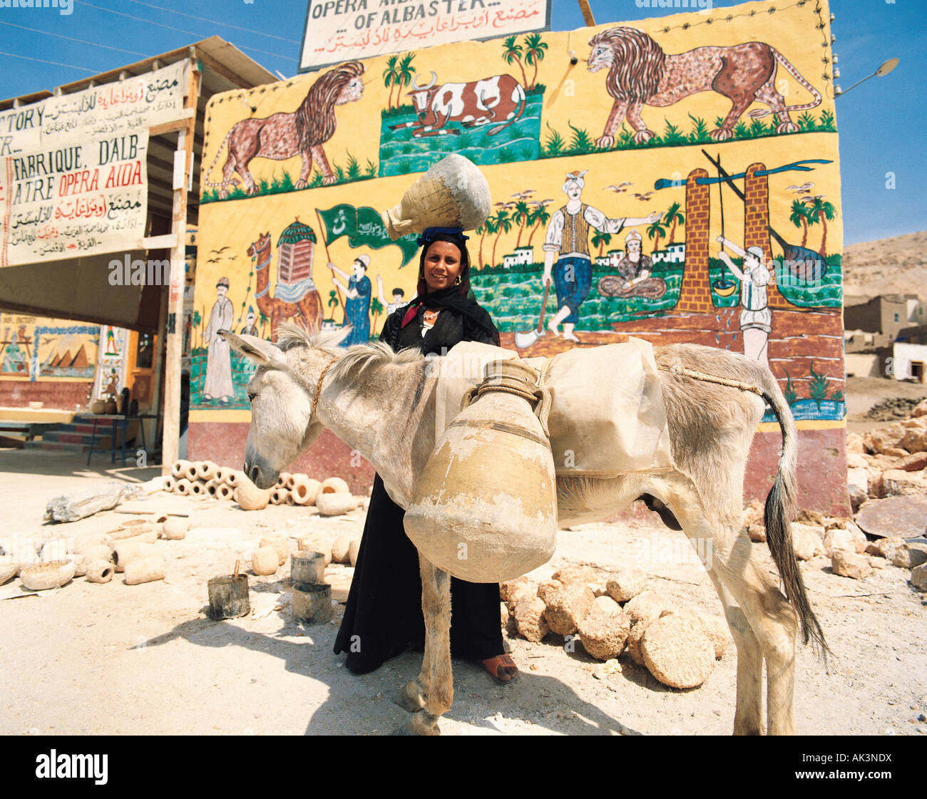 L'Égypte. Luxor. Gorma village. Femme & donkey de boutique d'artisanat d'albâtre. Banque D'Images