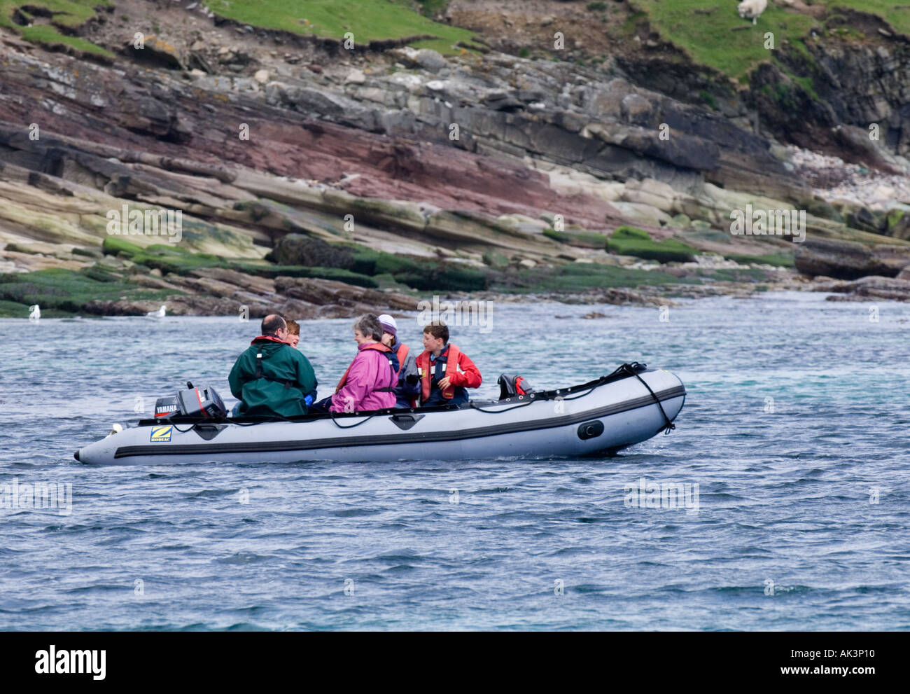 Les touristes voyageant à travers Noss Noss Noss de son à l'ONSS sur l'été Shetland ferry Banque D'Images