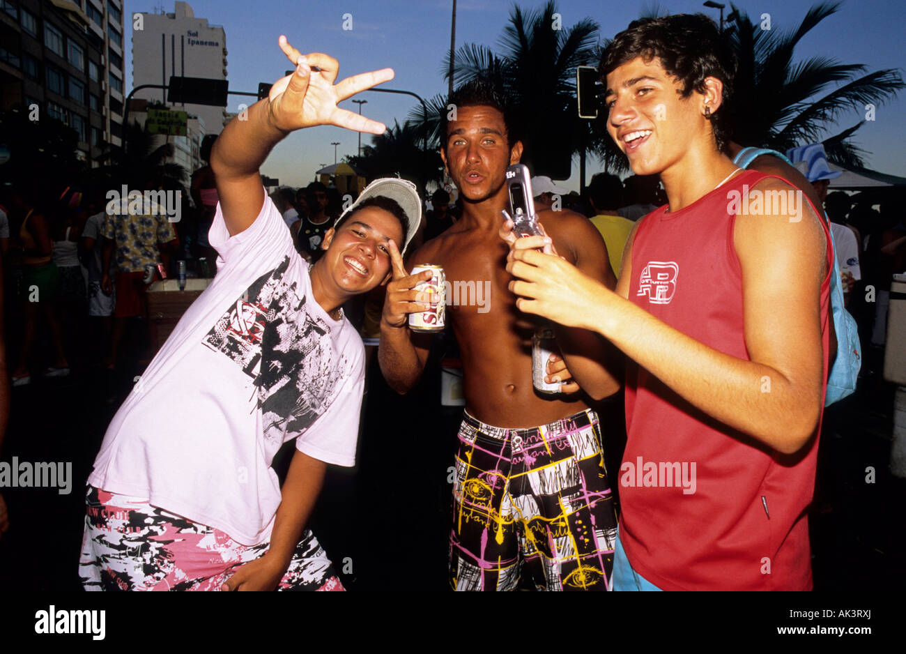 Les jeunes hommes à Ipanema Rio de Janeiro Brésil Banque D'Images