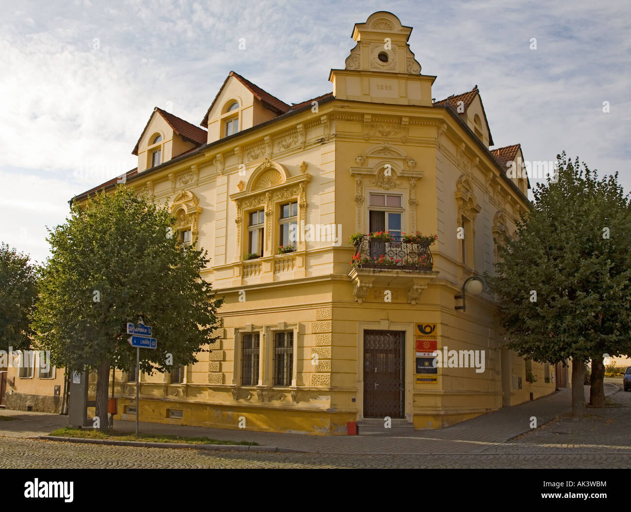 Bureau de poste construit en 1899 avec des signes de différentes nationalités Kasejovice République Tchèque Banque D'Images