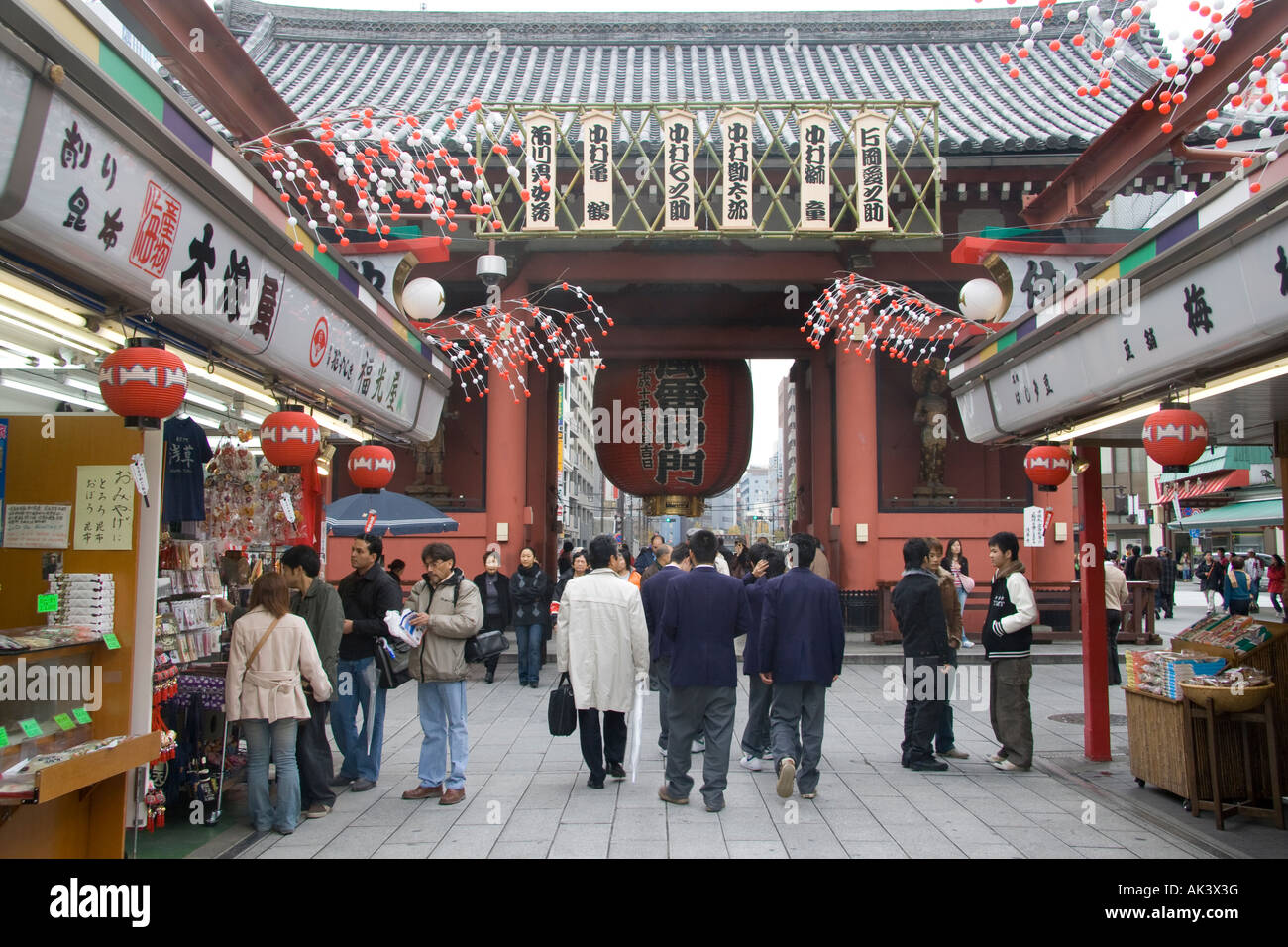 Les gens près du shopping Kaminari-mon Porte, Tokyo, Japon Banque D'Images
