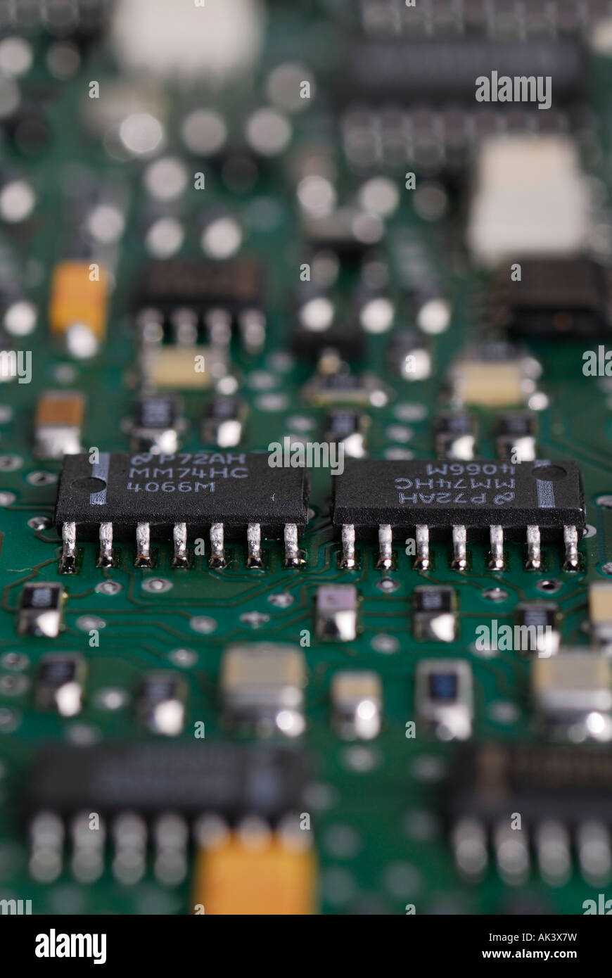 Close up de puces sur un circuit intégré d'ordinateur imprimée Banque D'Images