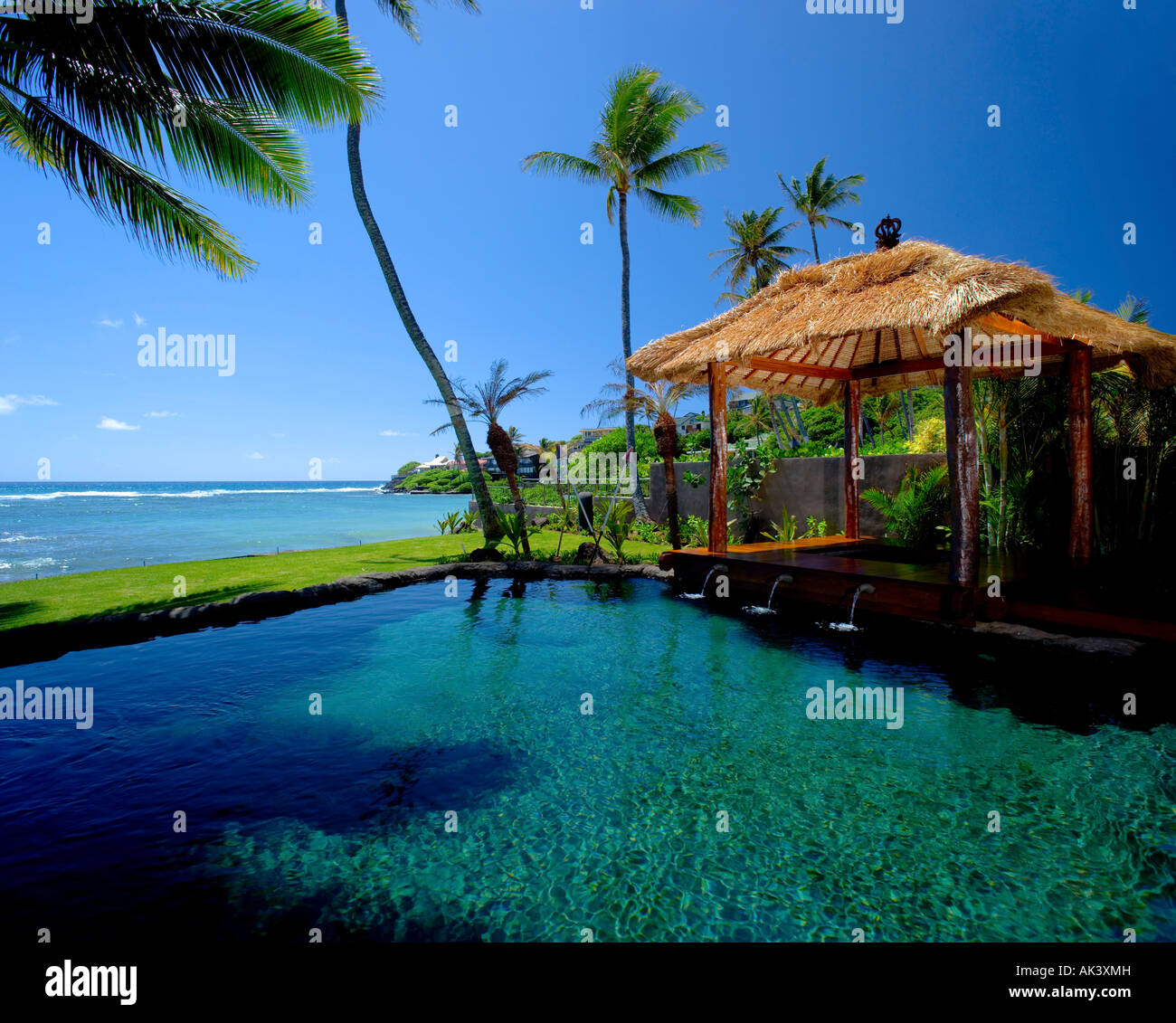 Piscine avec jacuzzi et Cabana Banque D'Images