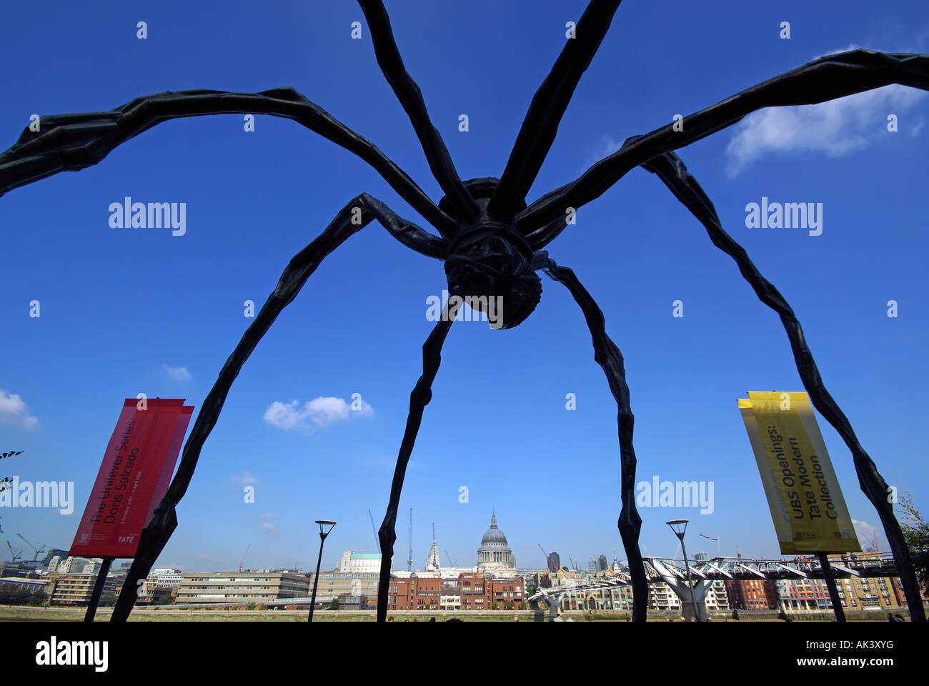 Spider Maman sculpture à Londres Tate Modern formant une trame pour Dome de la cathédrale St Paul et de la ville de Londres au-delà Banque D'Images