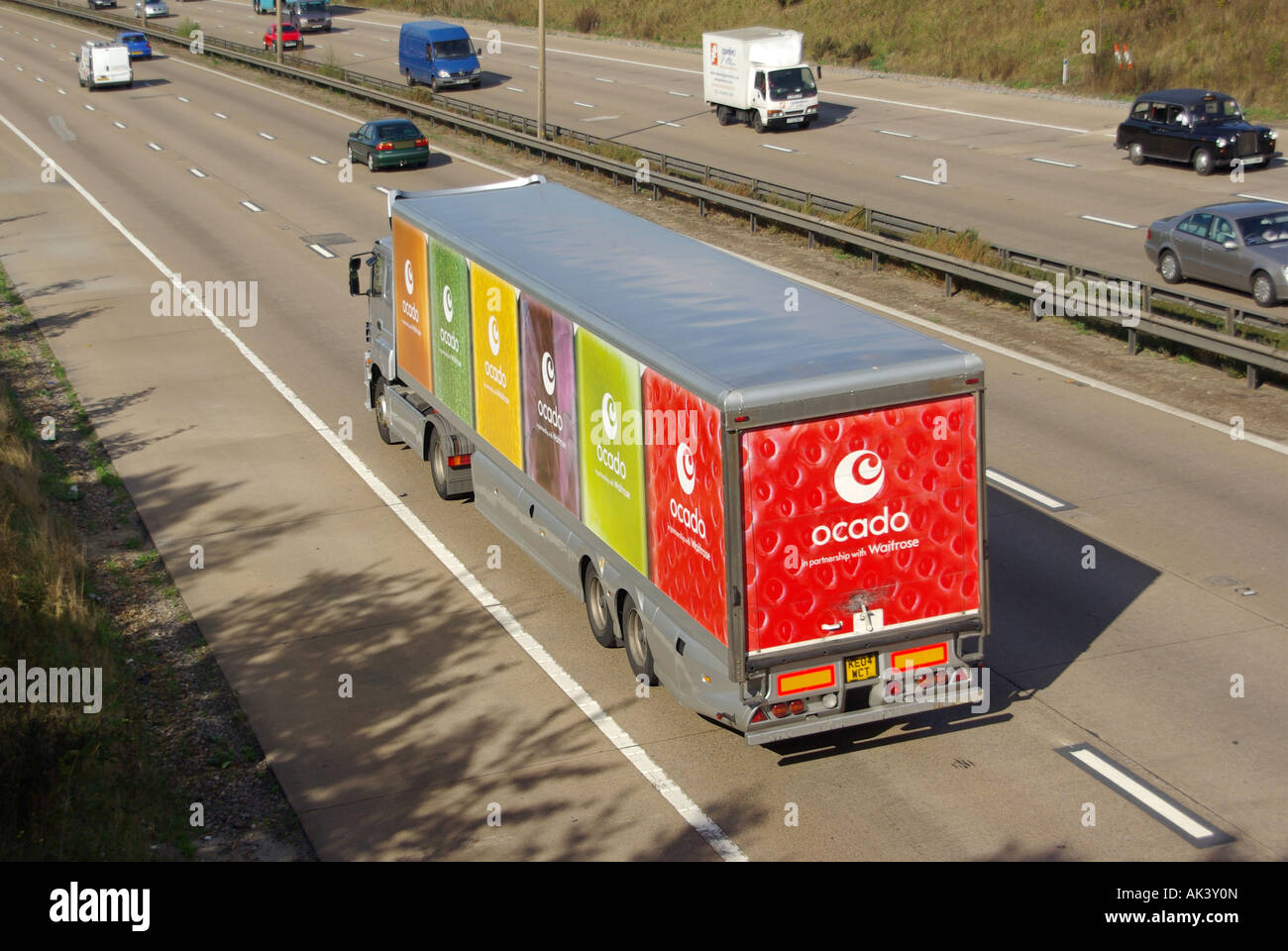 Vue aérienne Ocado supermarché livraison de nourriture camion semi-remorque six sections colorées arrière vues arrière conduite autoroute m25 Angleterre Royaume-Uni Banque D'Images