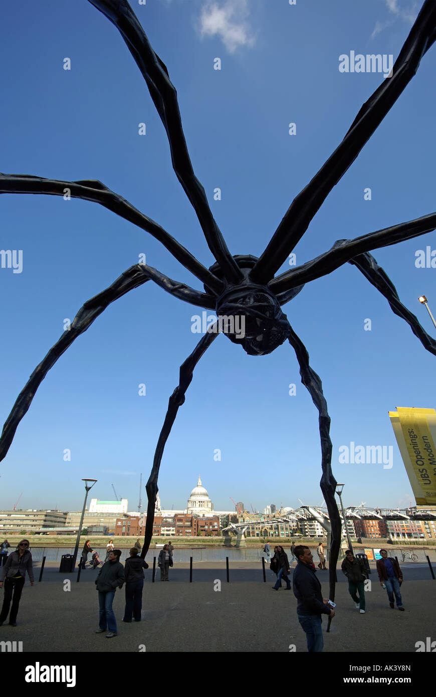 Spider Maman sculpture à Londres Tate Modern formant une trame pour Dome de la cathédrale St Paul et de la ville de Londres au-delà Banque D'Images
