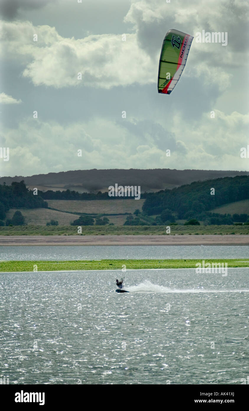 Kiteboarding sur l'estuaire de la rivière Exe Grande-bretagne Devon Exmouth Banque D'Images
