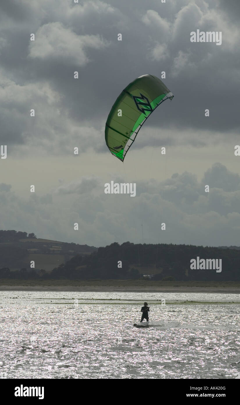 Kiteboarding dans l'embouchure de la rivière Exe Grande-bretagne Devon Exmouth Banque D'Images