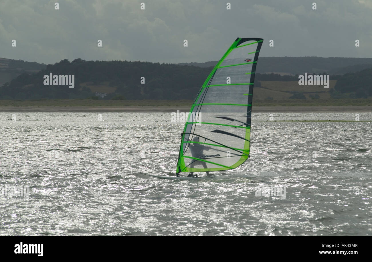 Planche à voile sur l'estuaire de la rivière Exe Grande-bretagne Devon Exmouth Banque D'Images