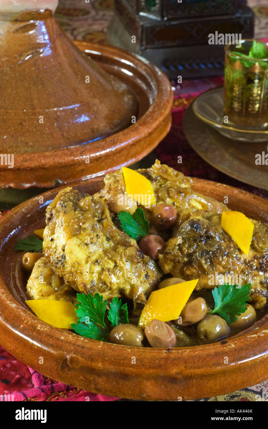 Tajine marocain de la nourriture. Poulet aux olives et citrons verts Banque D'Images