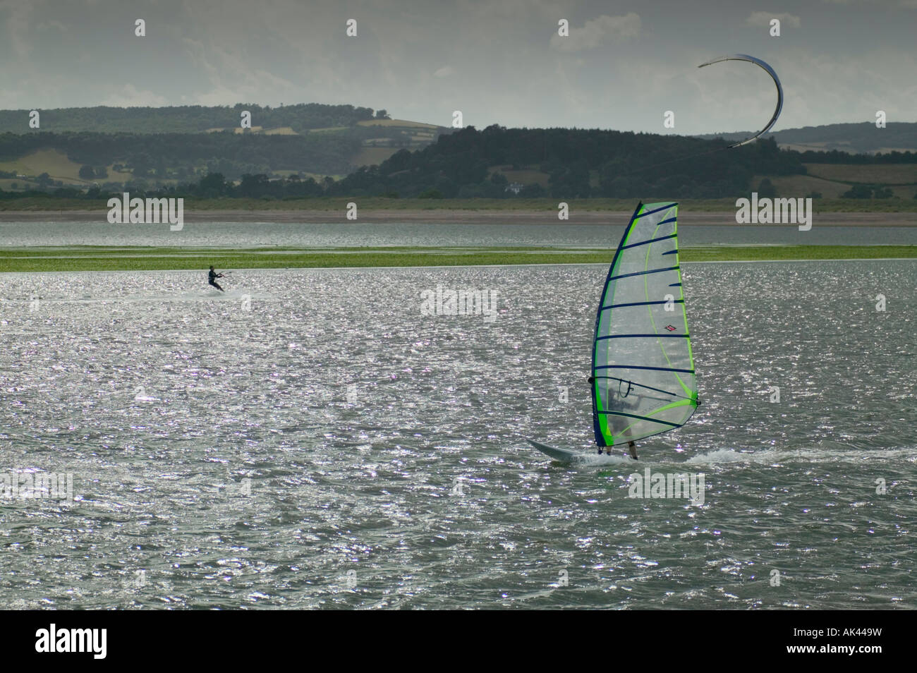 Planche à voile et kitesurf sur l'estuaire de la rivière Exe Grande-bretagne Devon Exmouth Banque D'Images