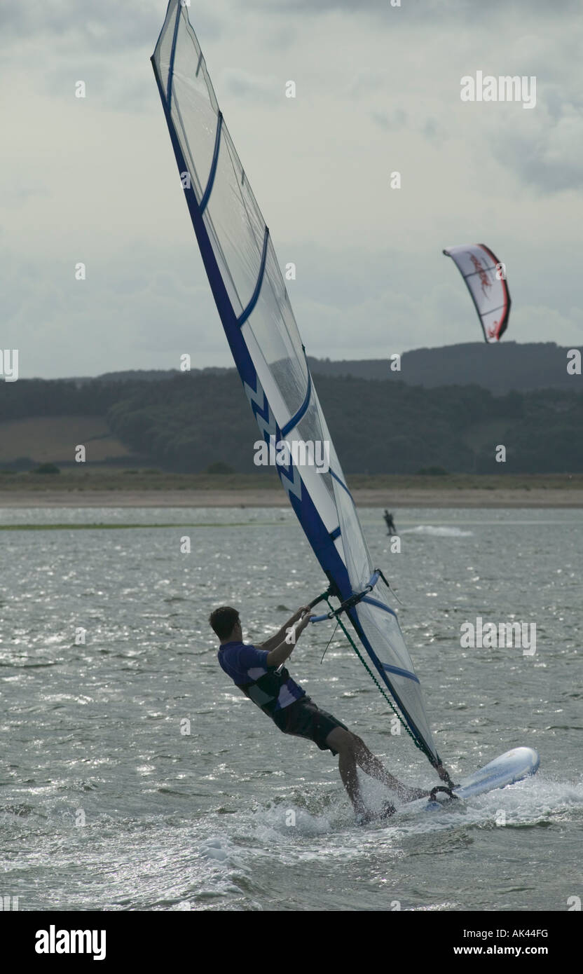 Planche à voile dans l'estuaire de la rivière Exe Grande-bretagne Devon Exmouth Banque D'Images