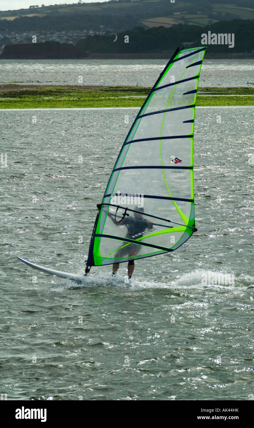 Planche à voile sur l'estuaire de la rivière Exe Grande-bretagne Devon Exmouth Banque D'Images
