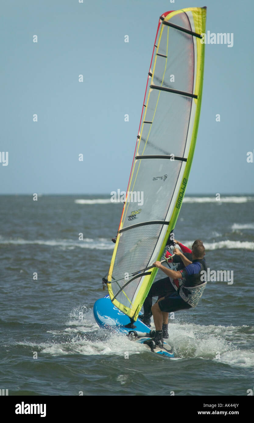 Planche à voile dans l'embouchure de la rivière Exe Grande-bretagne Devon Exmouth Banque D'Images