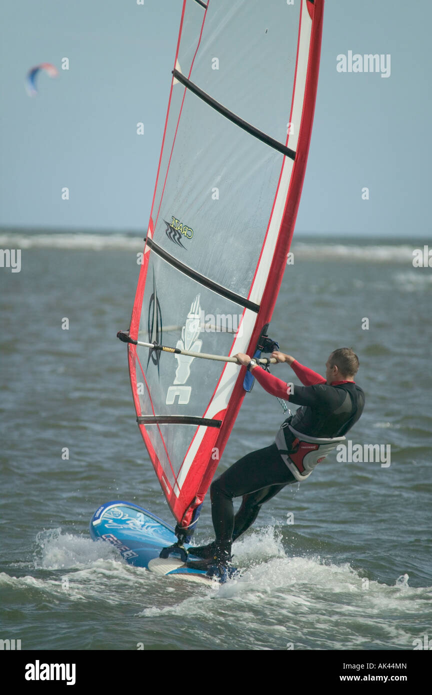 Planche à voile dans l'embouchure de la rivière Exe Grande-bretagne Devon Exmouth Banque D'Images
