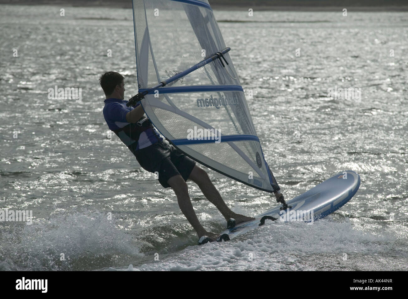 Planche à voile dans l'estuaire de la rivière Exe Grande-bretagne Devon Exmouth Banque D'Images