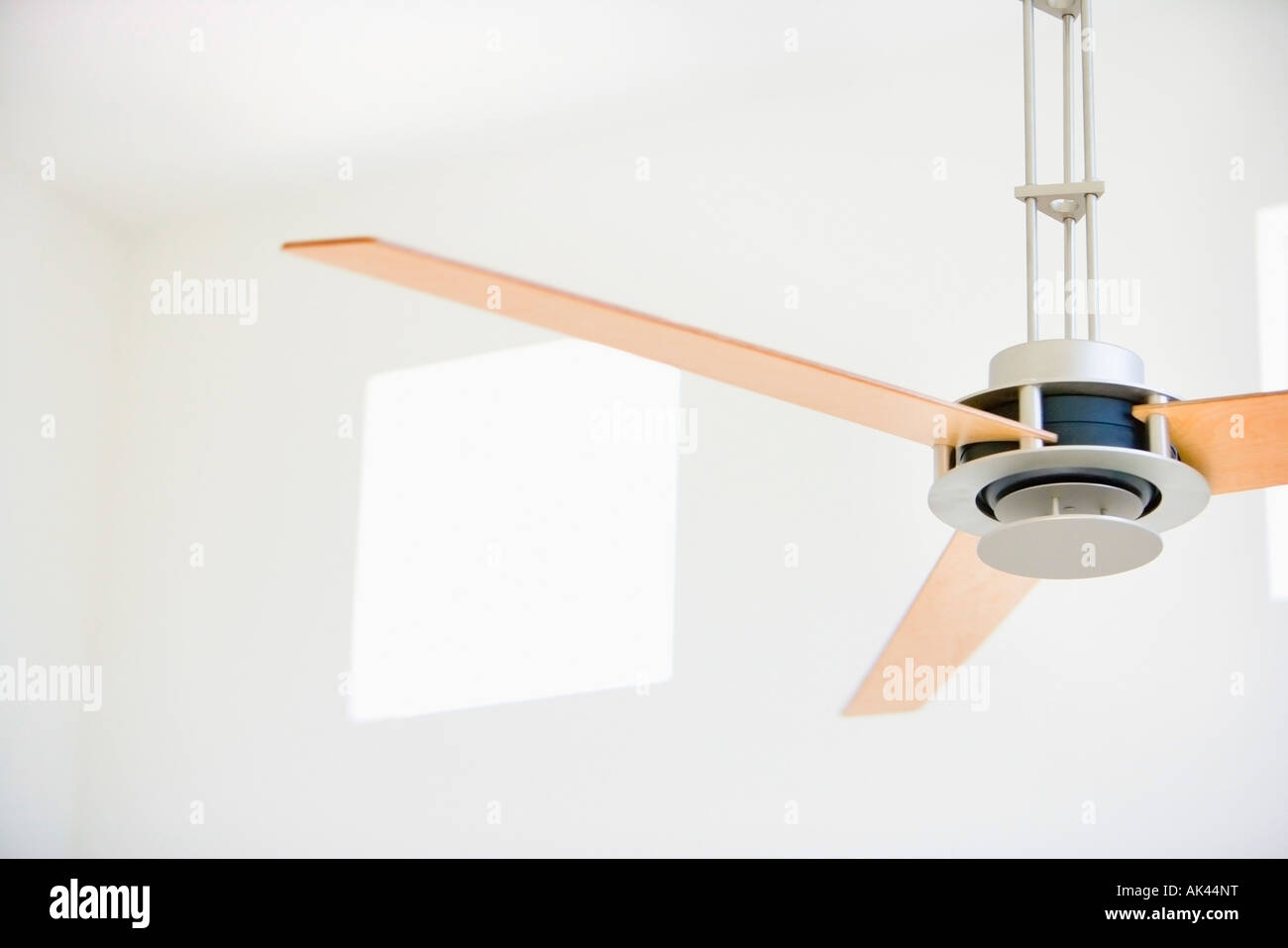 Ventilateur de plafond moderne en blanc Prix Banque D'Images