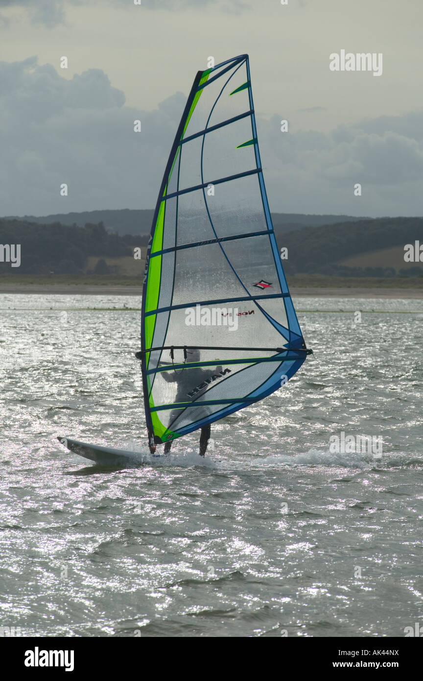 Planche à voile sur l'estuaire de la rivière Exe Grande-bretagne Devon Exmouth Banque D'Images