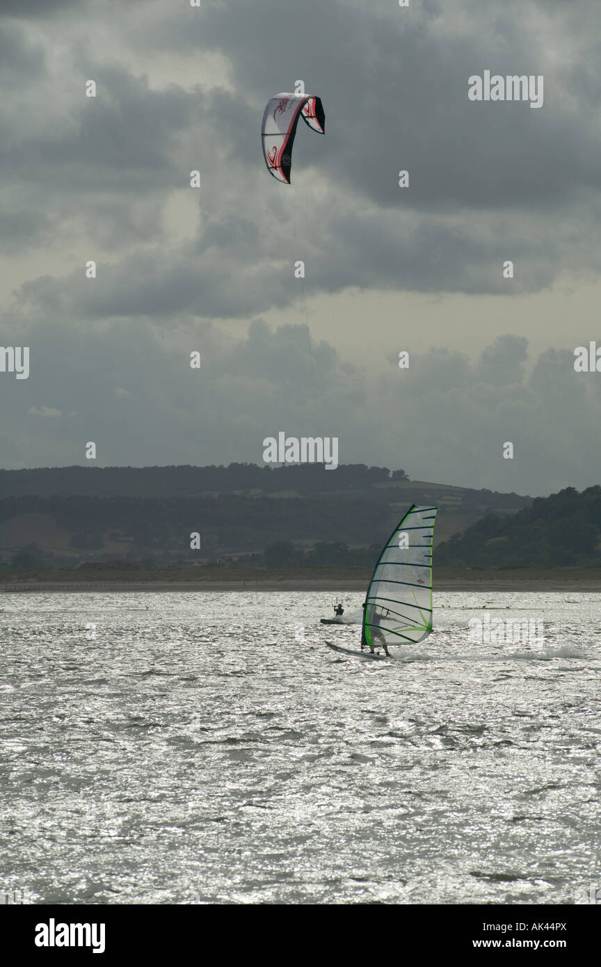 Planche à voile et kitesurf sur l'estuaire de la rivière Exe Grande-bretagne Devon Exmouth Banque D'Images