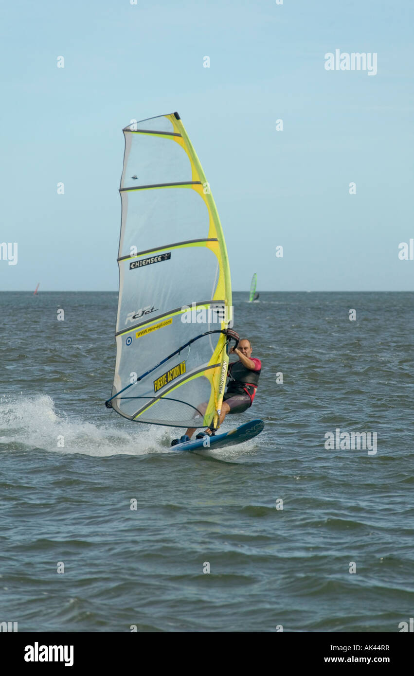 Planche à voile dans l'embouchure de la rivière Exe Grande-bretagne Devon Exmouth Banque D'Images