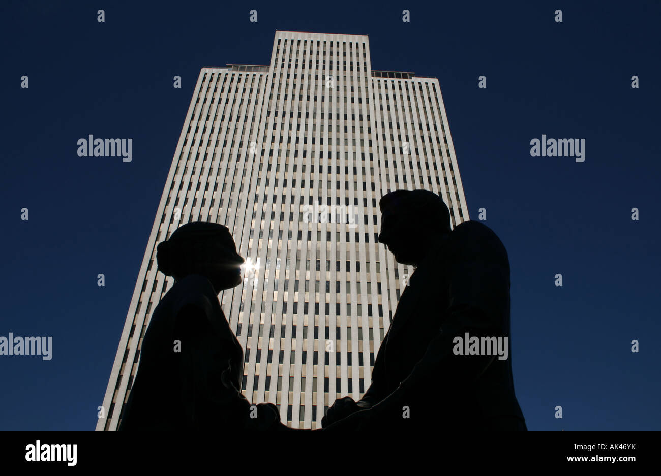 Statue de Joseph et Emma Smith contre LDS office tower Salt Lake City Octobre 2007 Banque D'Images