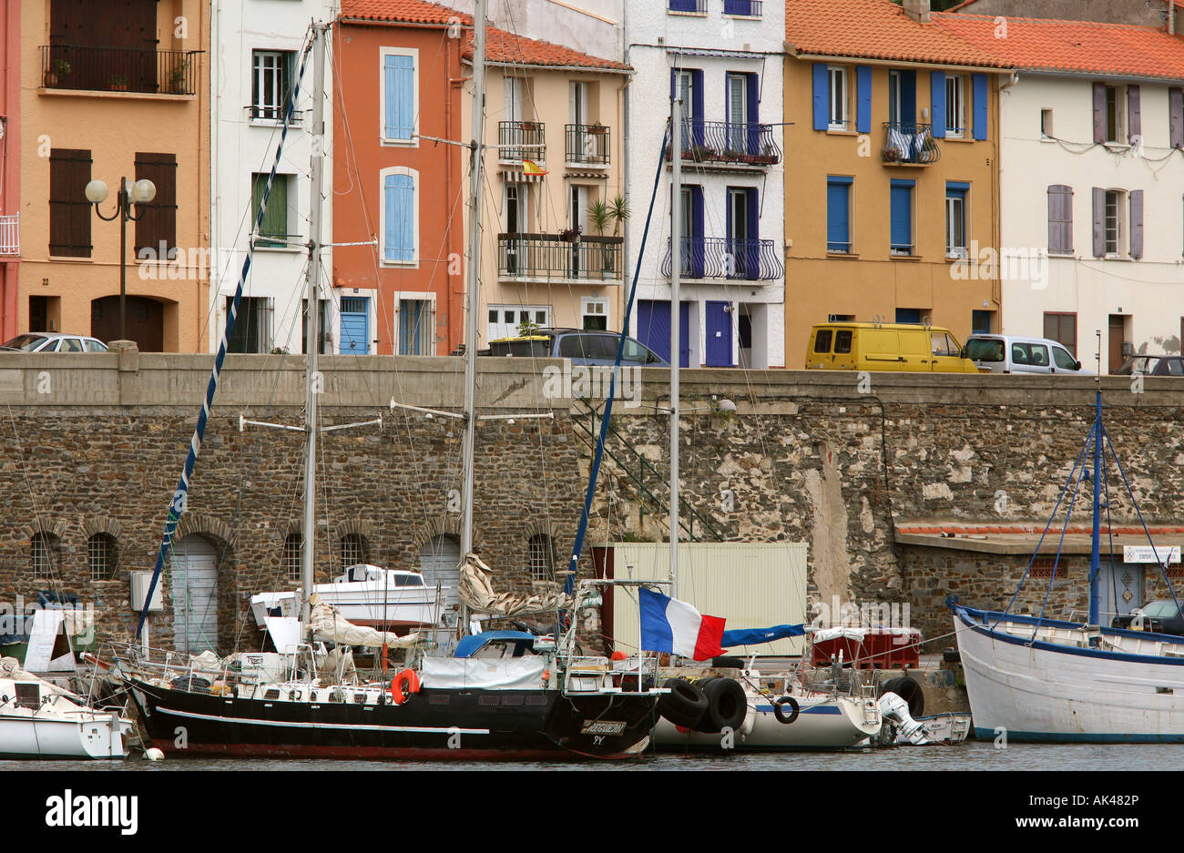 Cruising Yacht en petit port français de Port Vendres Banque D'Images