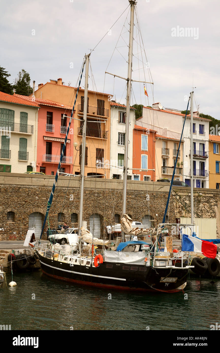 Cruising Yacht en petit port français de Port Vendres Banque D'Images