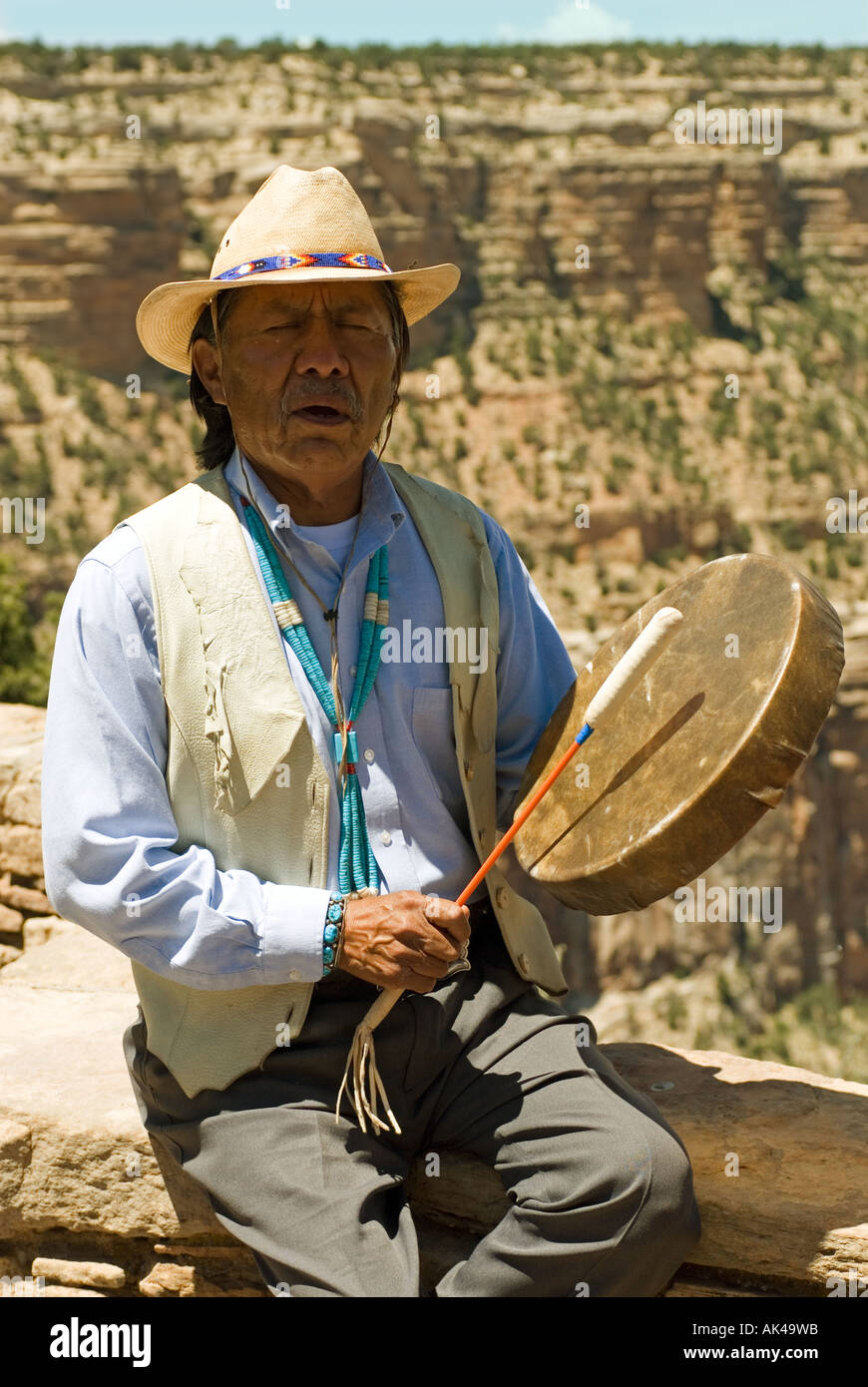 ARIZONA Grand Canyon South Rim chef tribal navajo James Peshlakai battre tambour et chanter aux visiteurs du parc. Banque D'Images