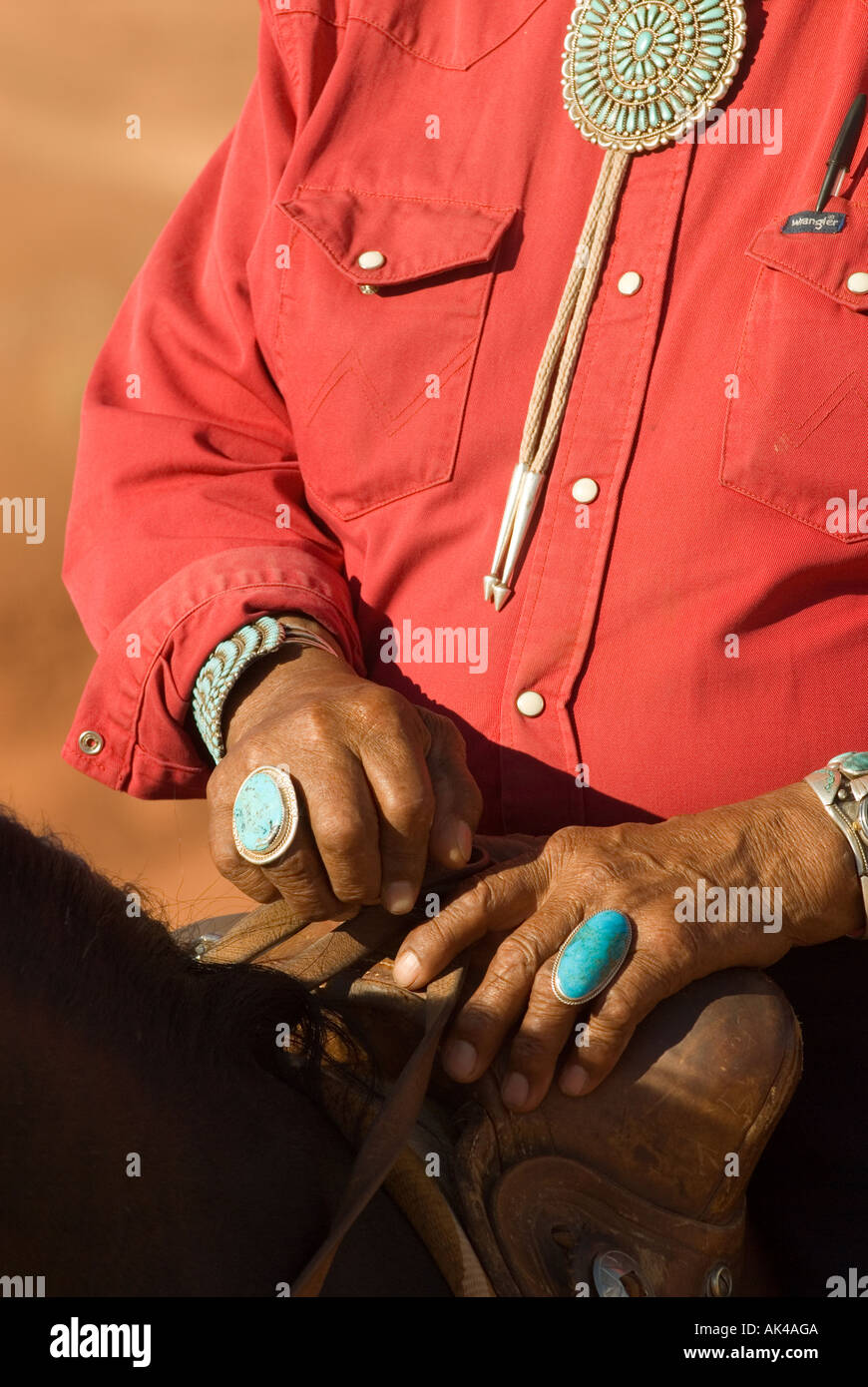 ARIZONA Monument Valley Navajo Tribal Park mains de l'homme et de Navajo turquoise couleur anneaux autour de la corne de la selle Banque D'Images