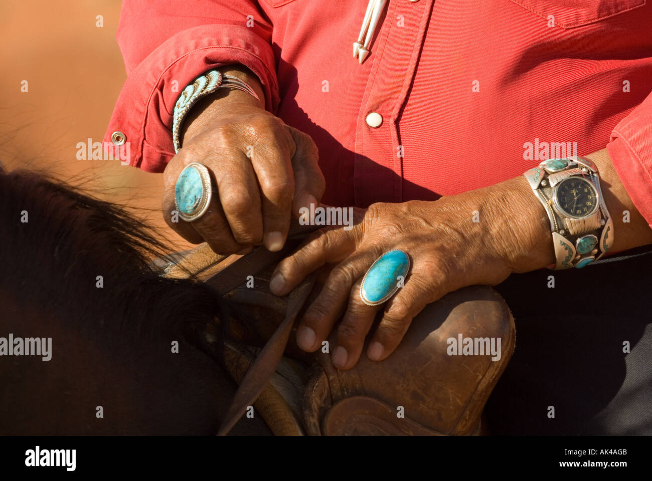 ARIZONA Monument Valley Navajo Tribal Park mains de l'homme et de Navajo Turquoise Couleur anneaux autour de la corne de la selle. Banque D'Images