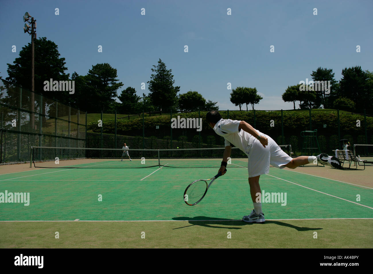 Deux hommes jouant au tennis Banque D'Images