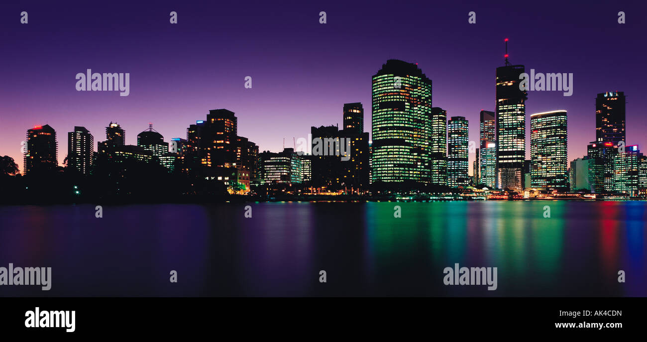 L'Australie. Le Queensland. Brisbane. Ville par nuit à partir de l'autre côté de la rivière Brisbane. Banque D'Images