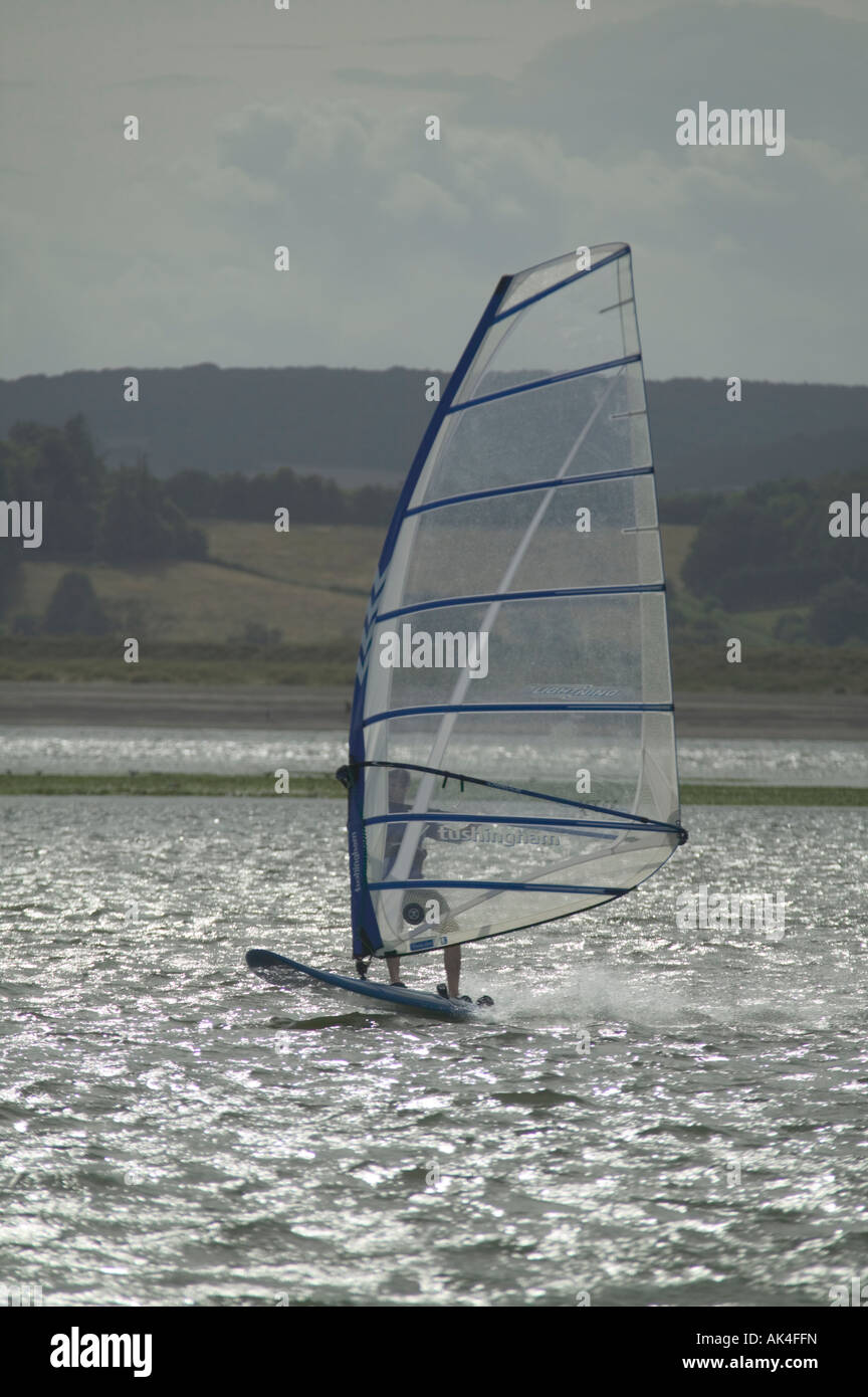 Planche à voile sur l'estuaire de la rivière Exe Grande-bretagne Devon Exmouth Banque D'Images