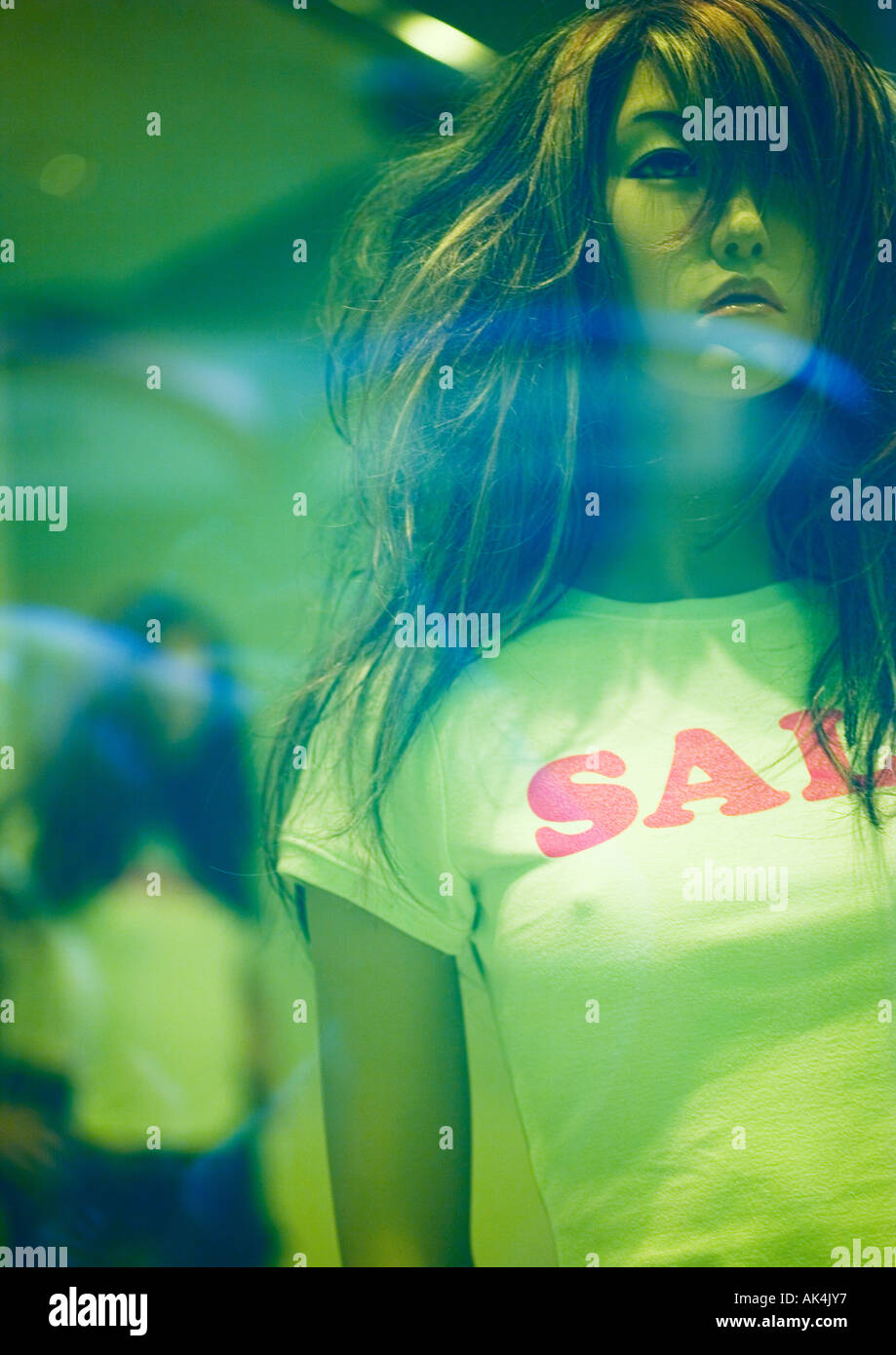 Mannequin en vitrine portant des T-shirt vente Banque D'Images