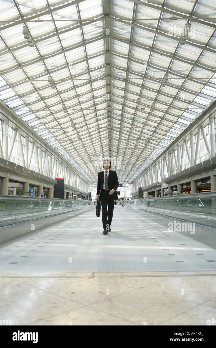 Businessman walking en bâtiment déserté Banque D'Images