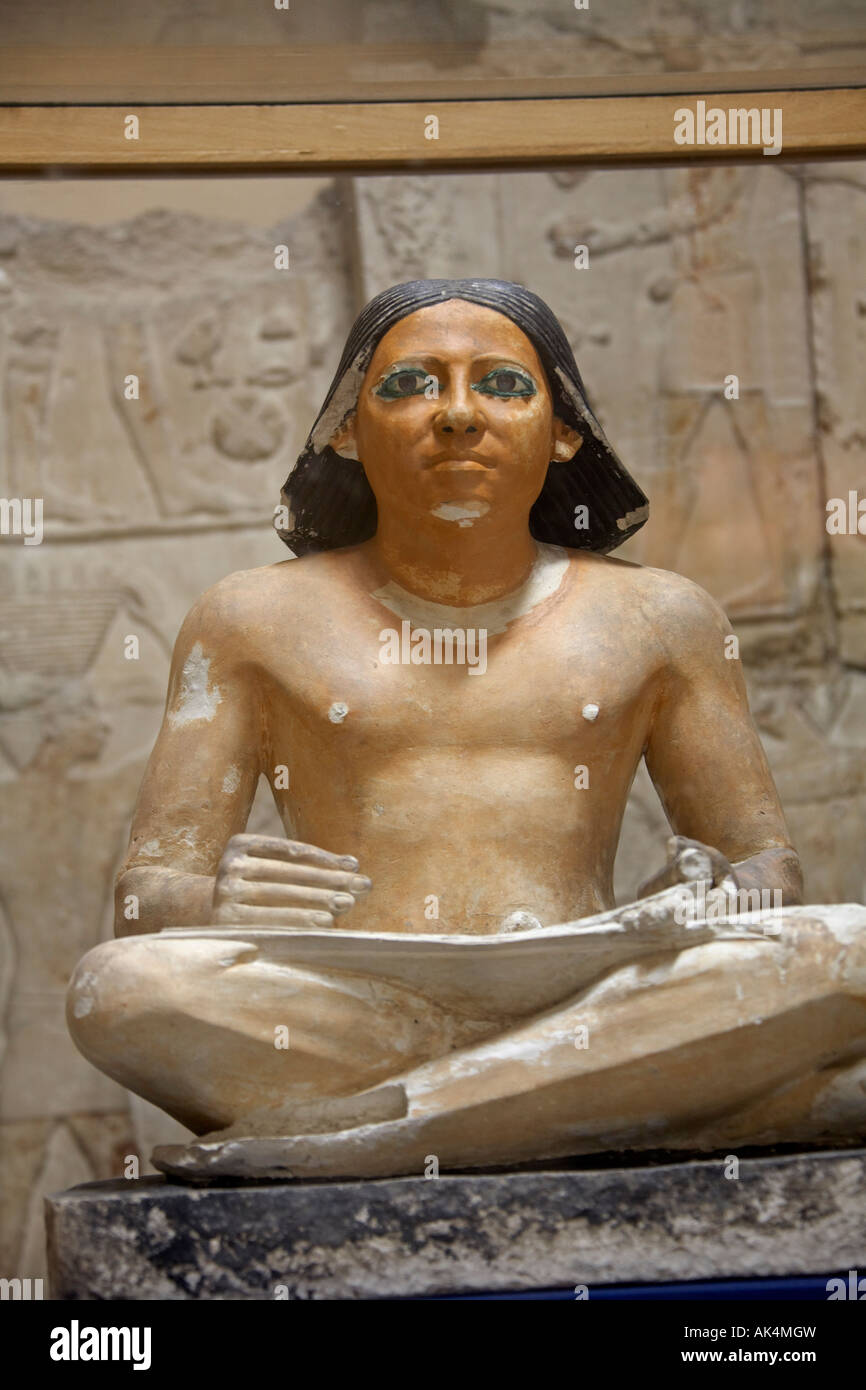 Sculpture statue de scribe égyptien ancien Le Musée égyptien du Caire