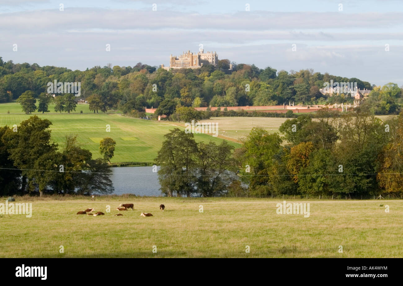 Une vue à travers les champs verts et la campagne de la vallée de Belvoir à Château de Belvoir, Grantham Leicestershire UK Banque D'Images