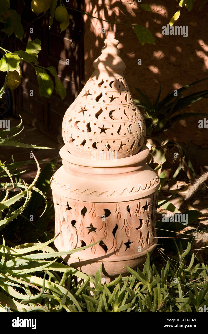 Terracotta garden lantern Banque de photographies et d'images à haute  résolution - Alamy