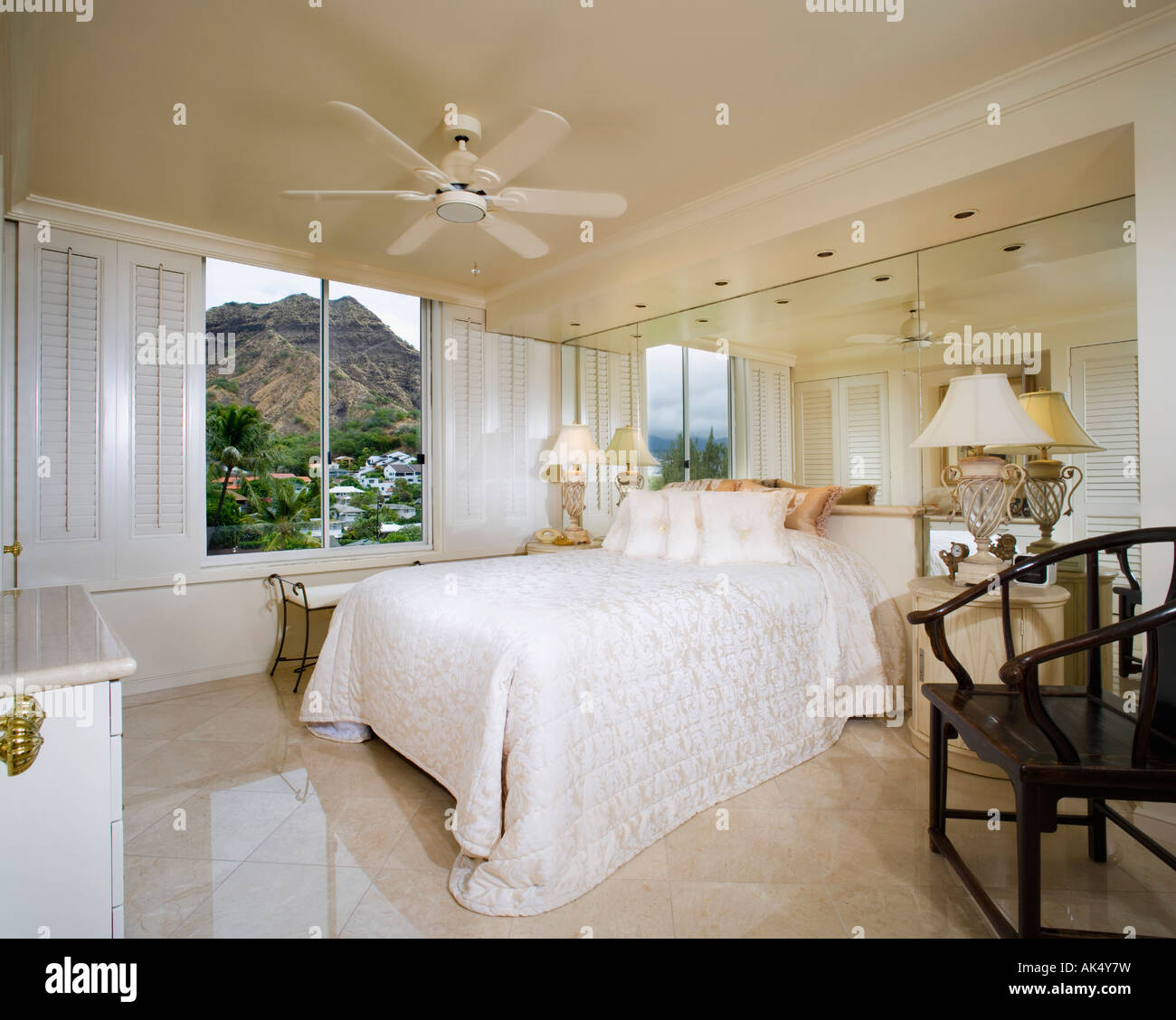 Chambre confortable avec vue sur Diamond Head Banque D'Images
