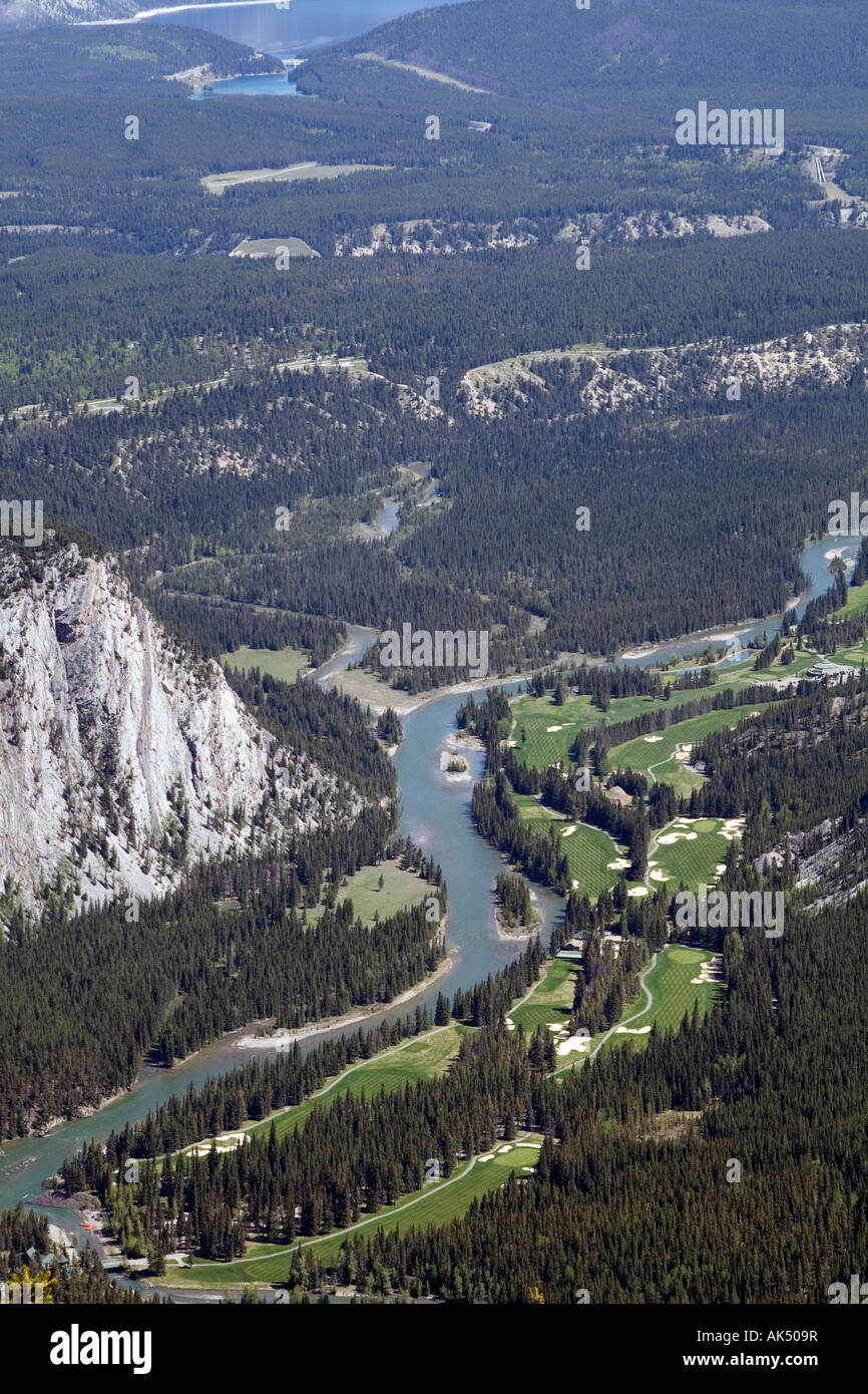 L'hôtel Banff Springs Golf Course s'étend le long de la rivière Bow, à Banff, Alberta, Canada Banque D'Images