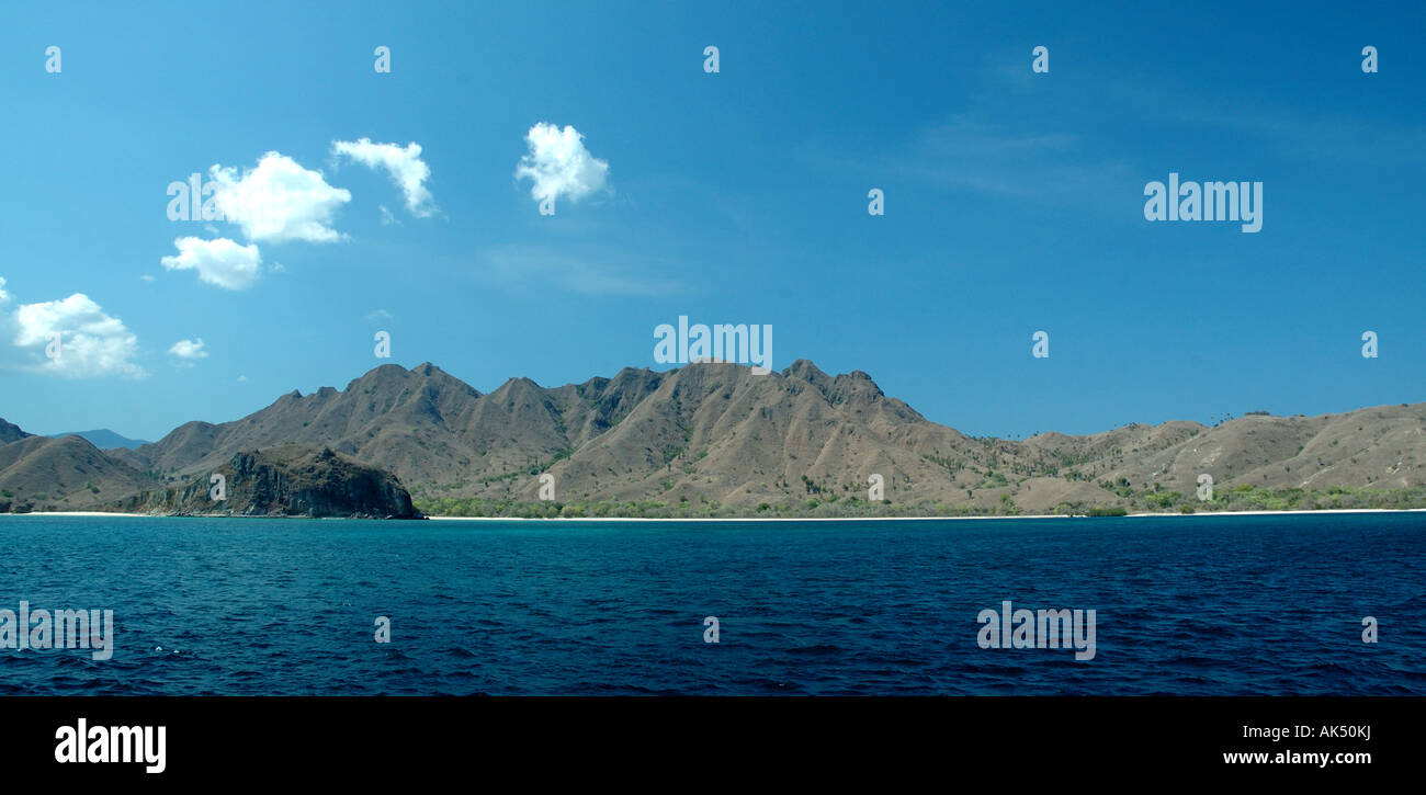 Plage et des récifs coralliens autour de l'île de Komodo en Indonésie Banque D'Images