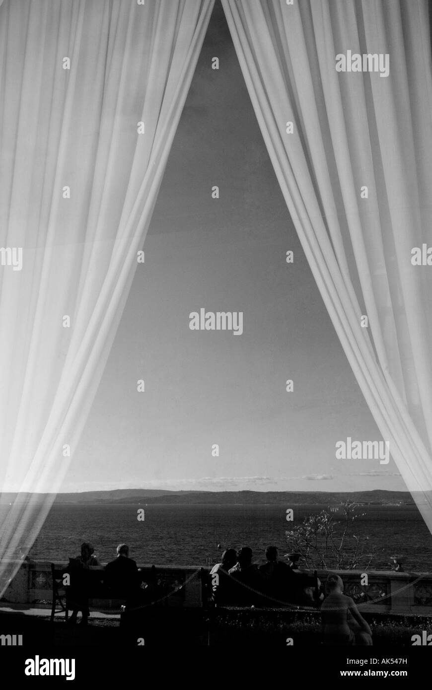 Miramare Trieste Italie 2007. La mer dans la fenêtre en verre reflet Banque D'Images