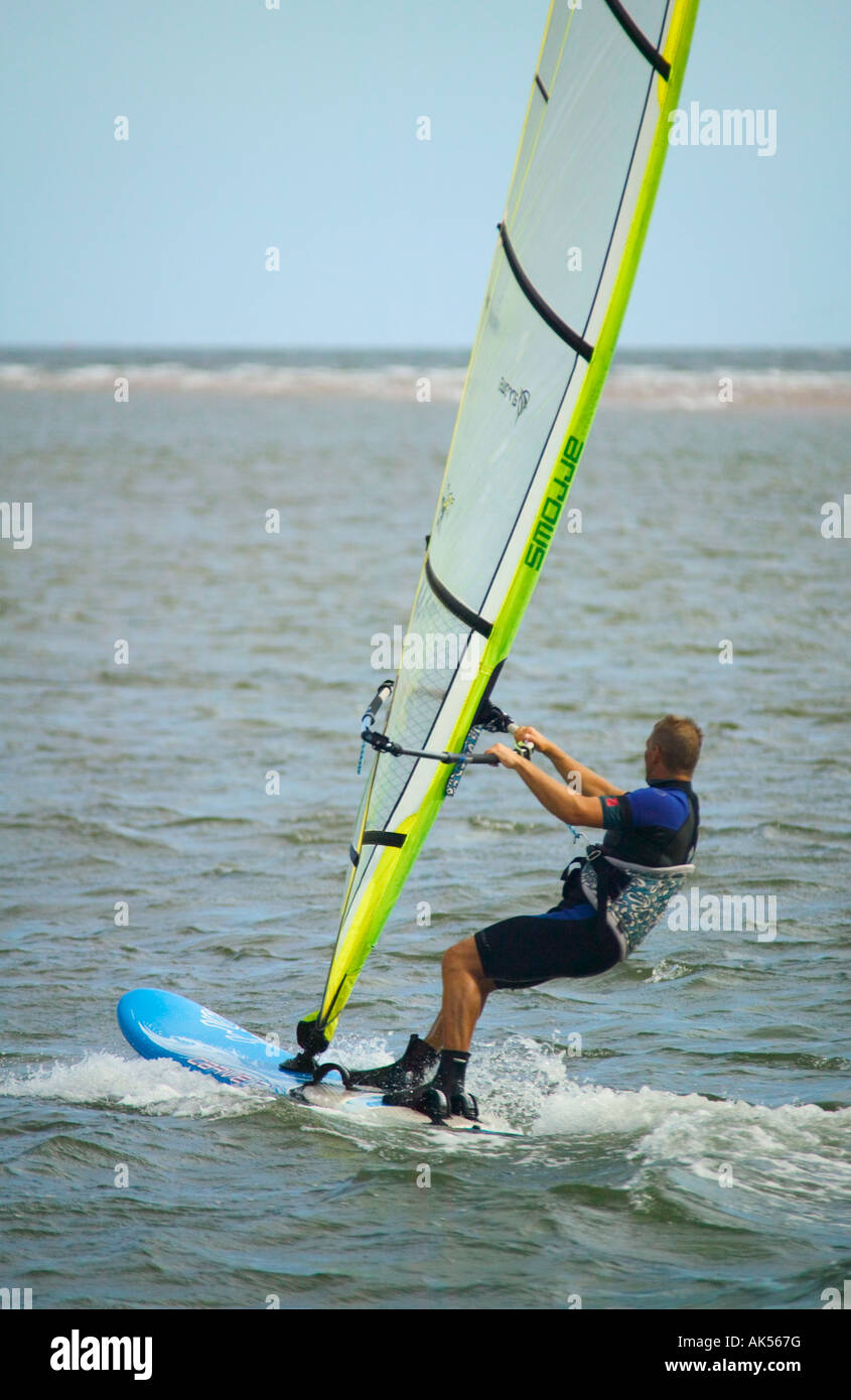 Planche à voile sur l'estuaire de la rivière Exe Grande-bretagne Devon Exmouth Banque D'Images